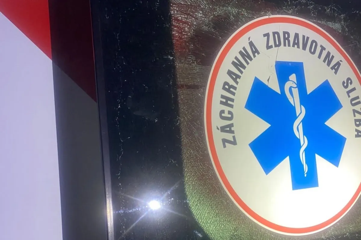 Polícia zasahovala v Bánovciach pri vážnom incidente, agresívny muž sa vyhrážal zdravotníkom smrťou, poškodil aj sanitku