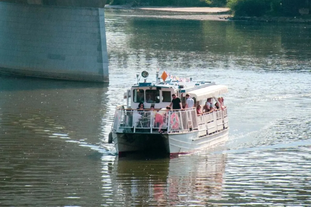 VIDEO: Vyhliadkové plavby po Váhu v Trenčíne štartujú sezónu, prístavisko ponúka aj novinky