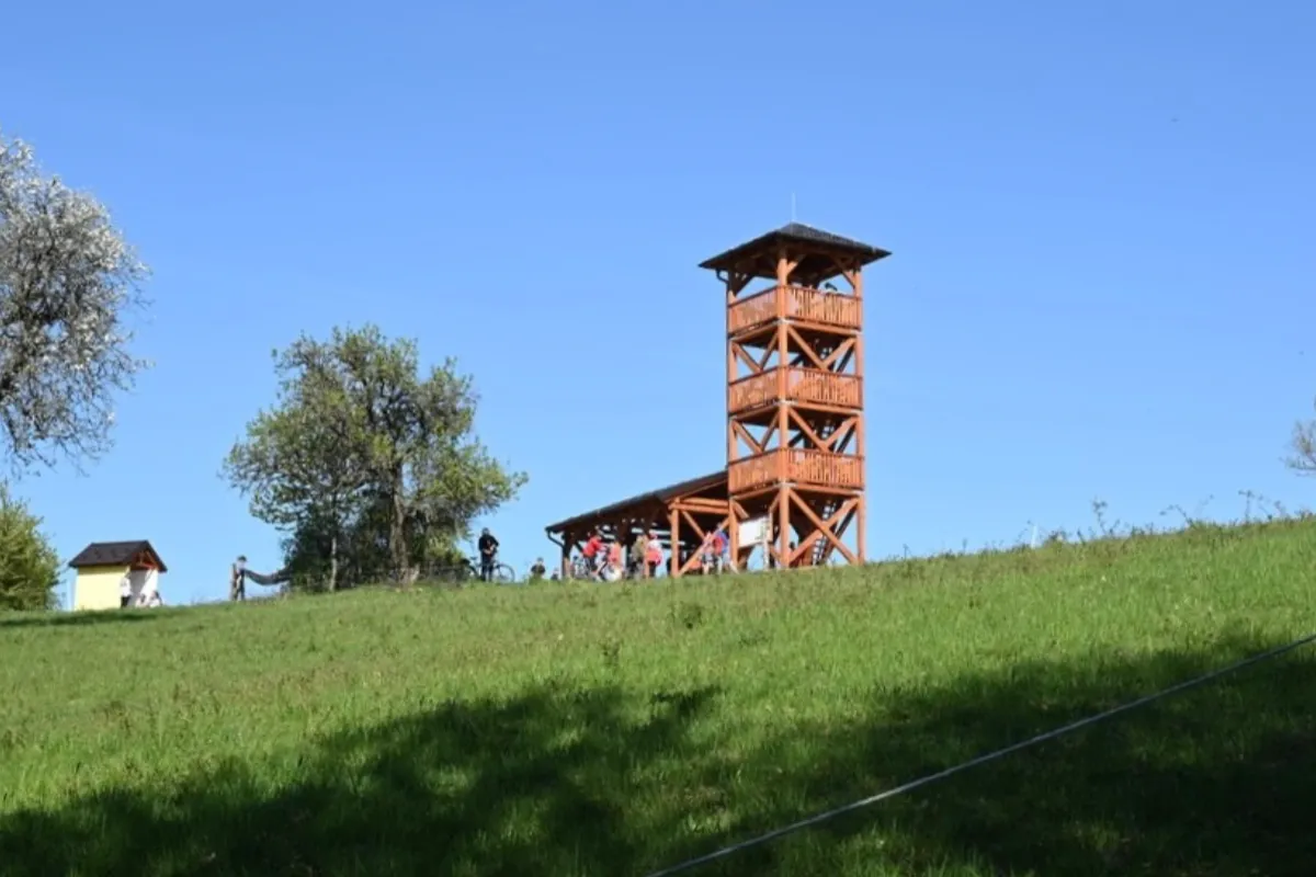 Nad Beckovom vyrástla nová atrakcia, ponúka panoramatické výhľady, oddychové zóny aj napojenie na cyklotrasy regiónu