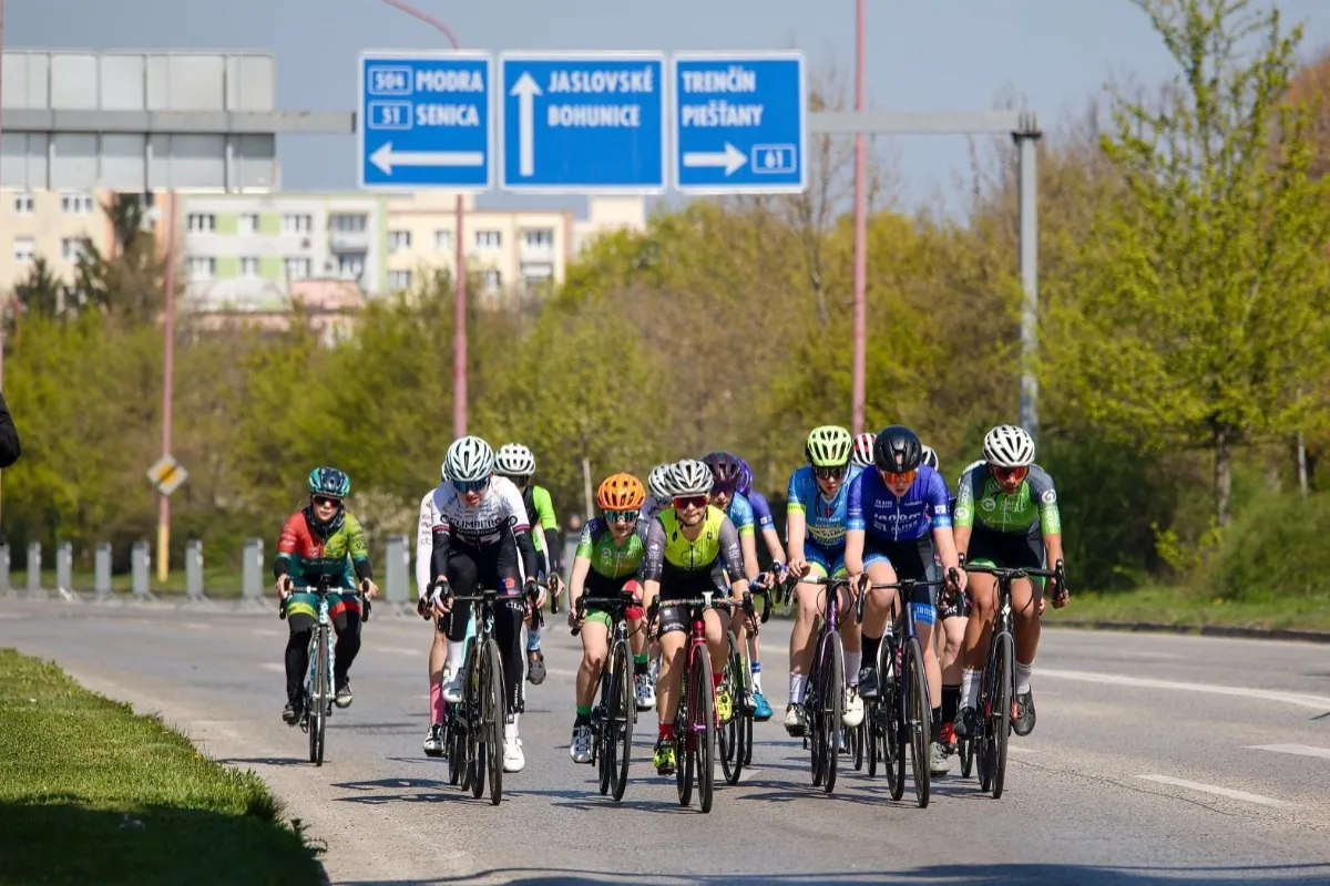 Cyklistické preteky obmedzia cez víkend dopravu v okolí Trenčína a Bánoviec, autobusy budú jazdiť v upravenom režime