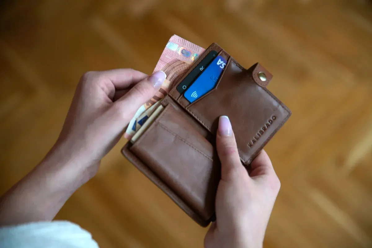 Osobné bankroty rastú. Najviac ekonomicky padajú tridsiatnici, dlhy dobiehajú aj seniorov