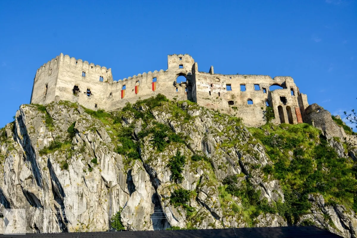 V Beckove majú originálnu inštaláciu, na hrade osadili starý klavír, namiesto hudobníka na ňom hrá vietor