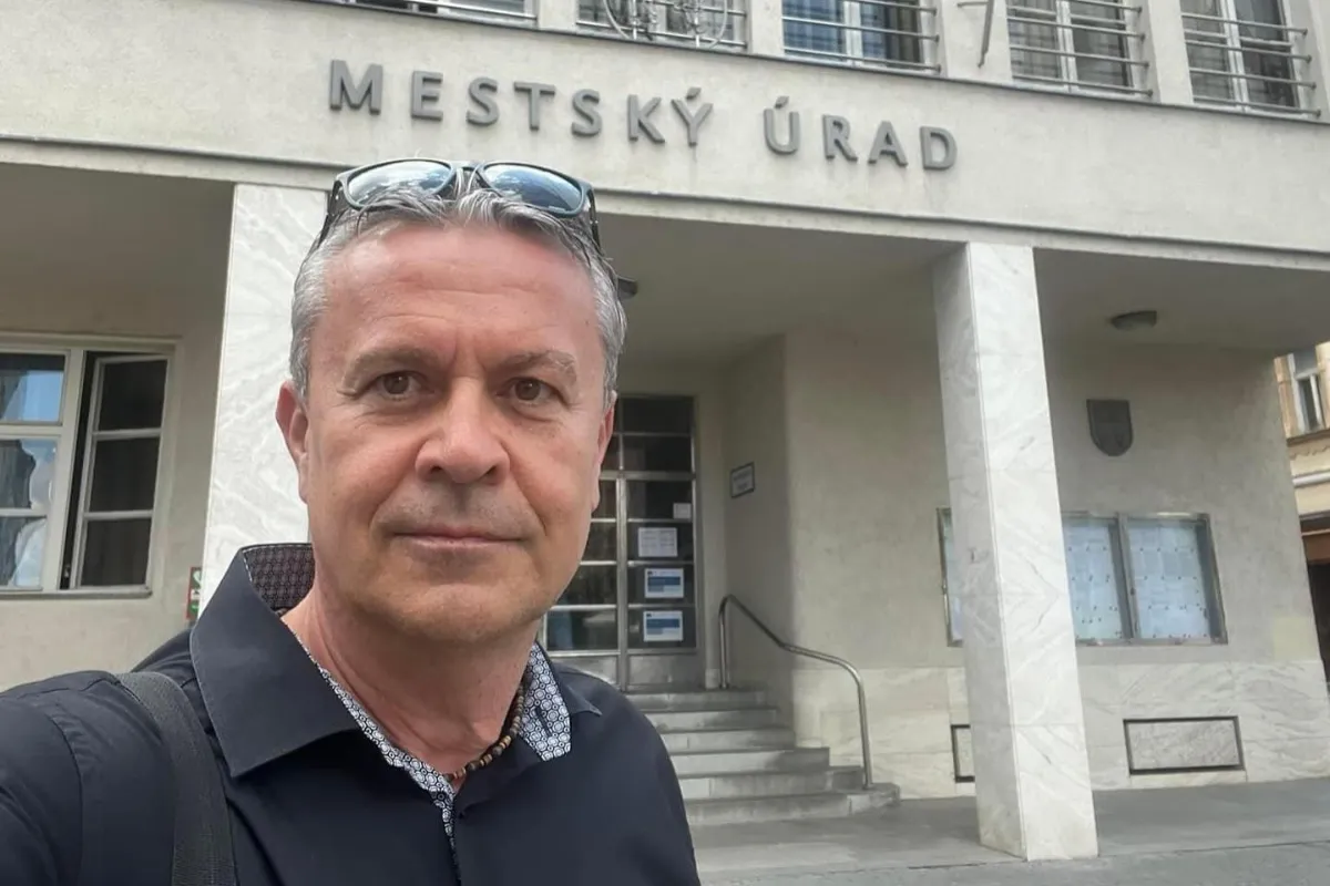 O primátorský post v Trenčíne zabojuje po tretí raz Miloš Mičega, láka na nové riešenia v doprave aj sociálnej oblasti