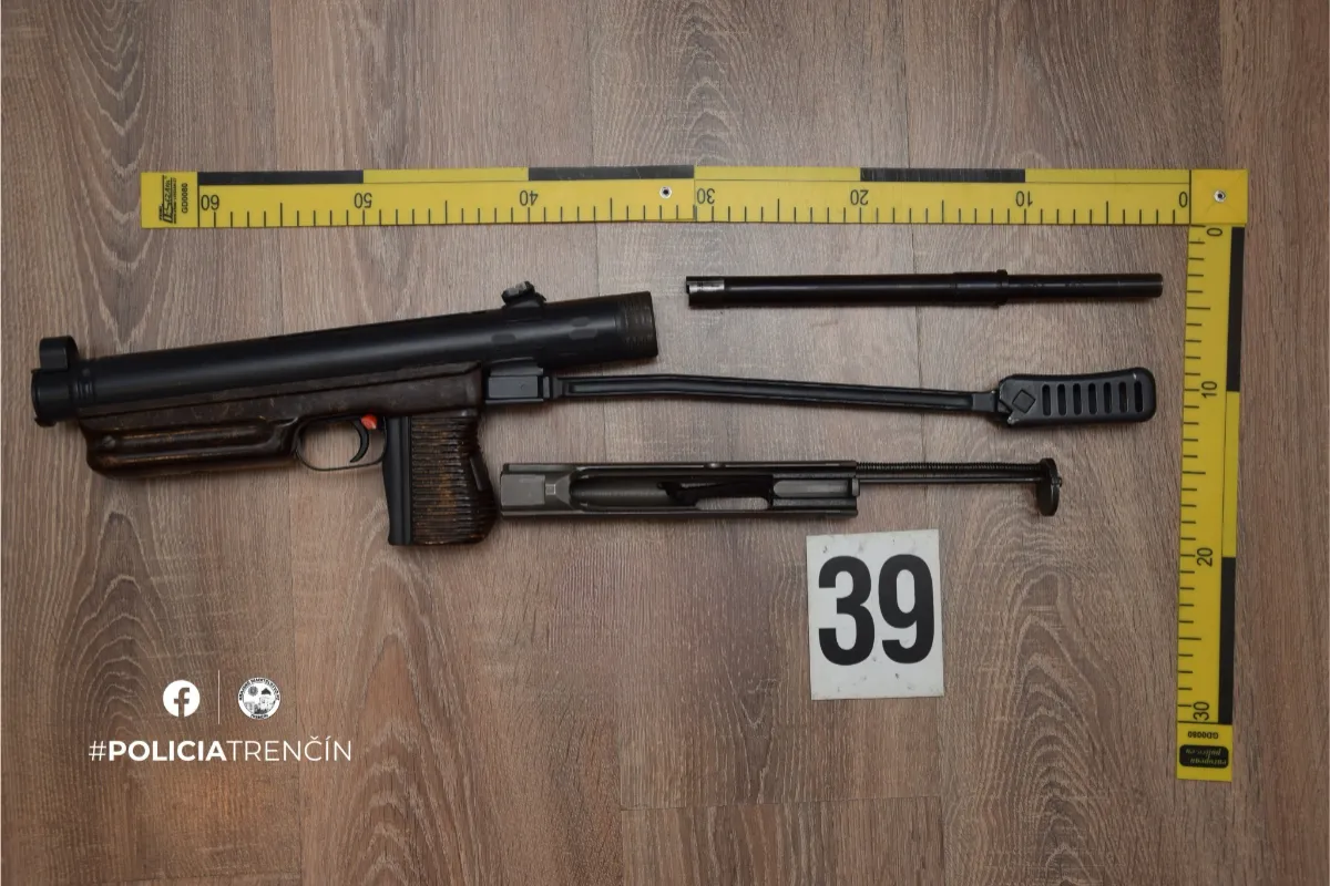 Muž z Novej Dubnice ukrýval poriadny arzenál zbraní, doma mal samopal aj brokovnicu bez povolenia, skončil vo väzbe