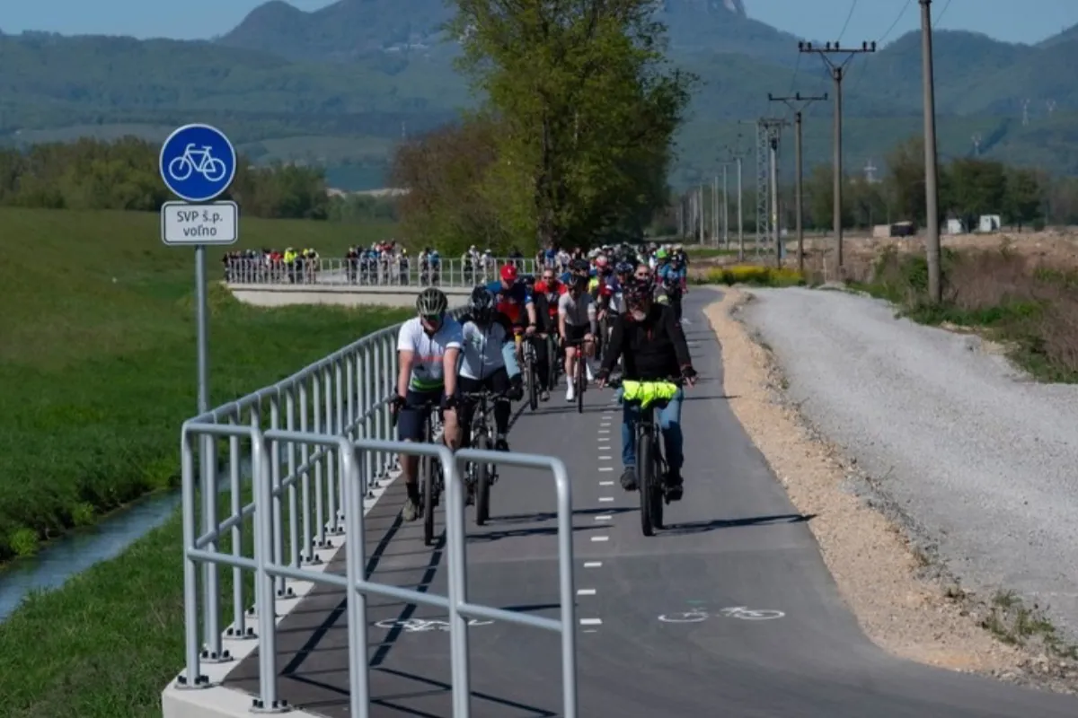 Veľký cykloprojekt v Trenčianskom kraji pomaly finišuje, väčšinu trasy Vážskej magistrály dokončia ešte tento rok