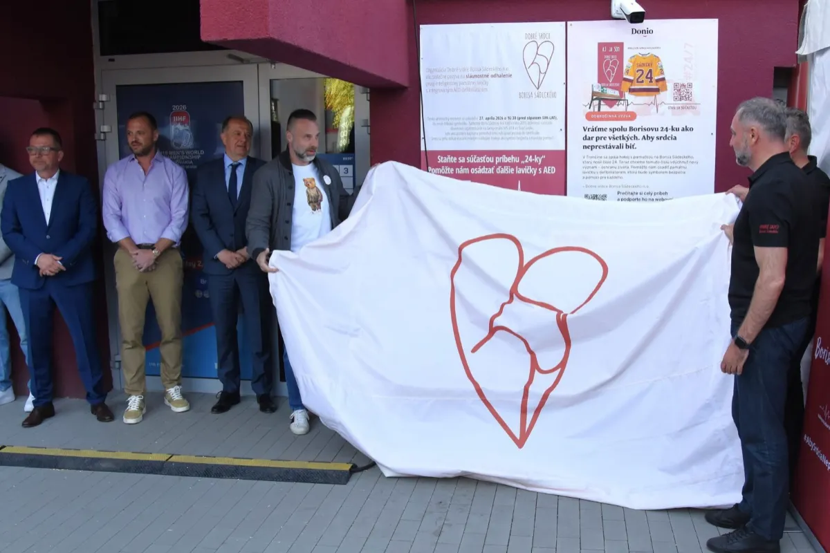 FOTO: Pred štadiónom Demitru v Trenčíne odhalili lavičku s AED venovanú hokejistovi Sádeckému
