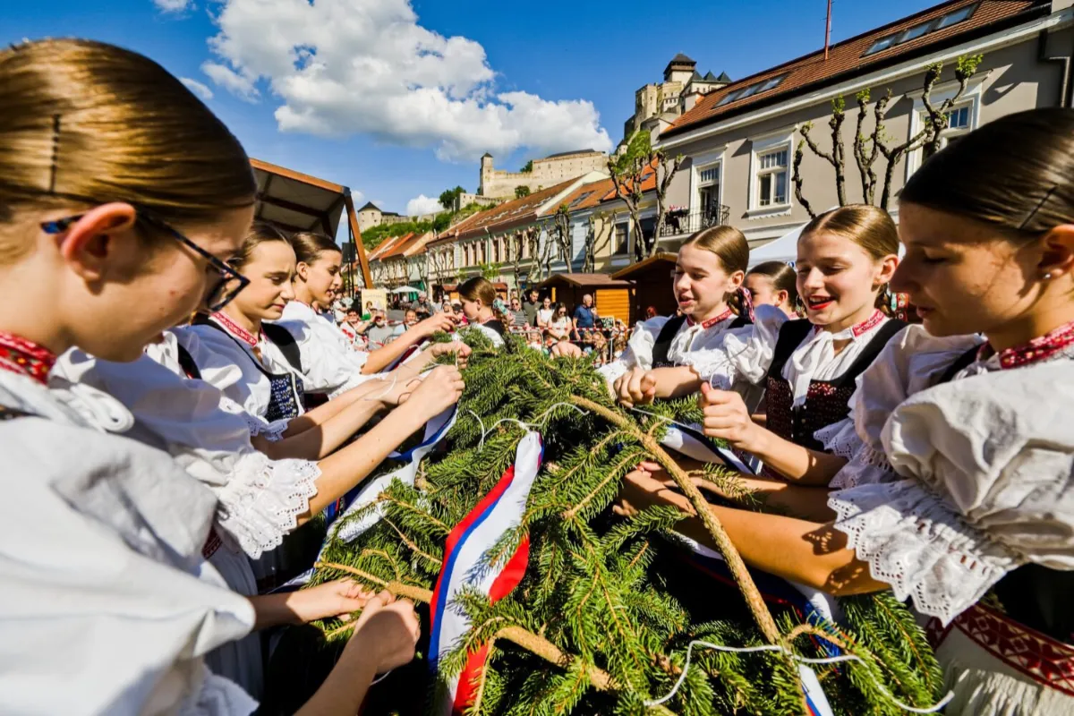 FOTO: Prvý máj v Trenčianskom kraji prinesie deň plný tradícií, hudby, jarmokov a rodinnej zábavy na každom kroku