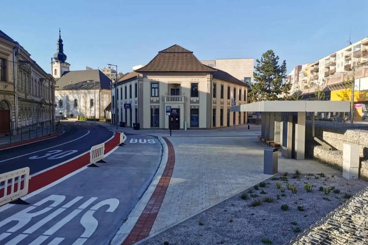 Cestujúcim bude opäť k dispozícii zrekonštruovaná zastávka na Braneckého v Trenčíne, organizáciu dopravy ale čaká zmena