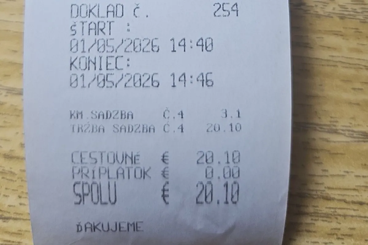 Adriana zaplatila v Trenčíne za párminutovú jazdu taxíkom 20 eur. Niektorých cena pobúrila, iní si  taxikárov zastávajú