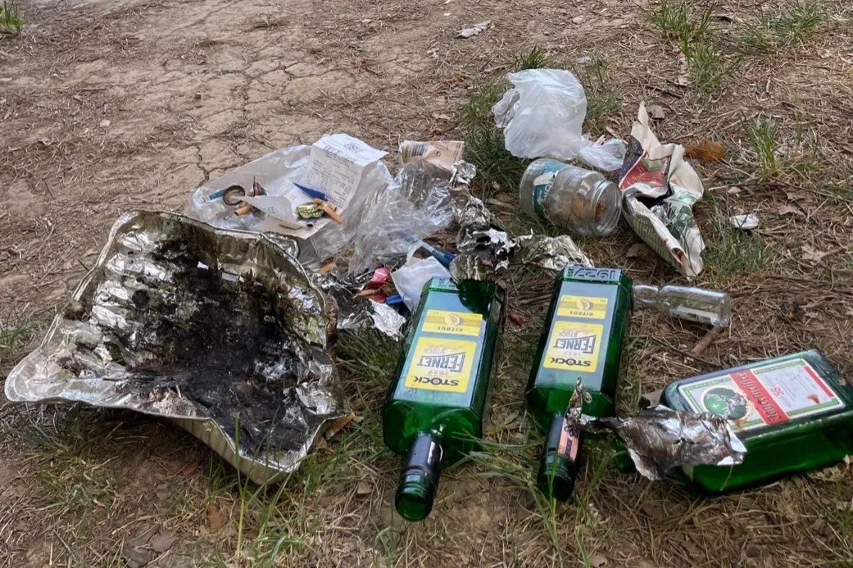 Bánovská priehrada sa po víkendoch mení na skládku odpadu, obyvatelia žiadajú fotopasce a tresty 