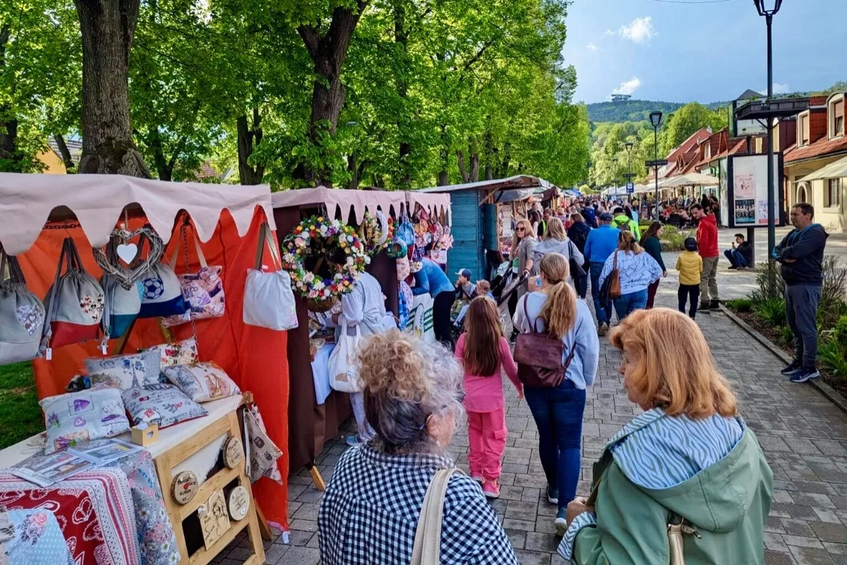 Bojnice sa pripravujú na nápor návštevníkov, tradičný jarmok prinesie do mesta viac ako 130 stánkov a pestrú atmosféru