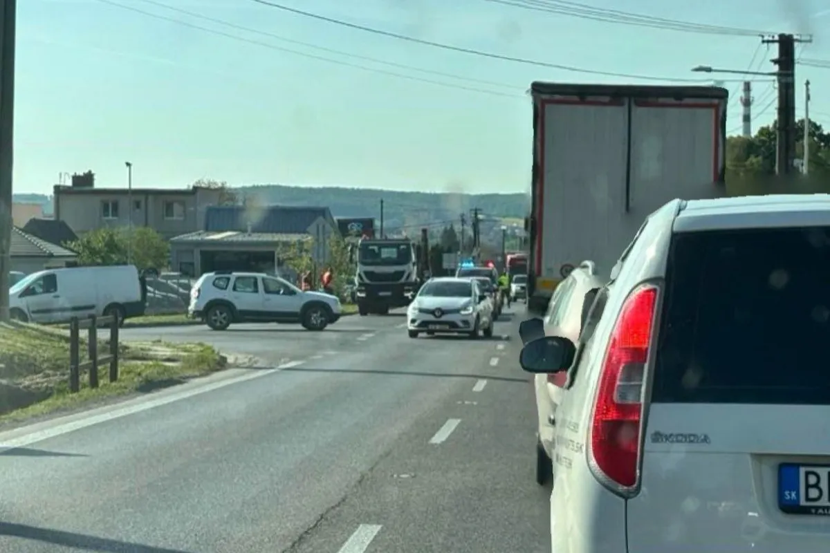 Pozor na D1 pred odpočívadlom Zamarovce smerom z Trenčína blokuje pravý pruh kamión, nehoda sa stala aj v Bánovciach