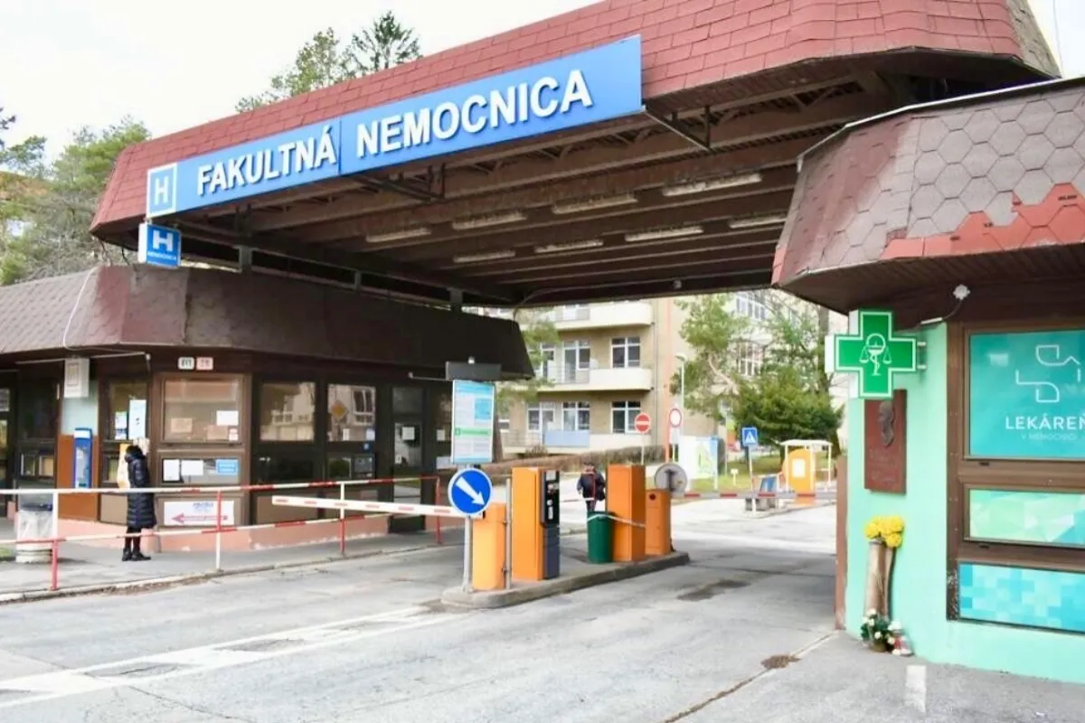 Trenčanov hnevá parkovanie pri Fakultnej nemocnici. Odporúčané parkovisko nestačí, pacienti hovoria o náročnej realite