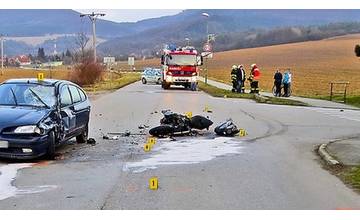 Motorkár nabúral do otáčajúceho sa auta, zraneniam podľahol
