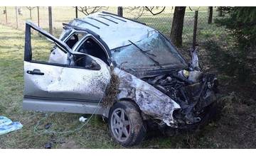 Opitý vodič napálil s autom do stromu, pri nehode zahynula spolujazdkyňa