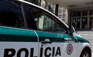 Agresívna žena sa nožom v ruke vyhrážala kamarátovi zabitím