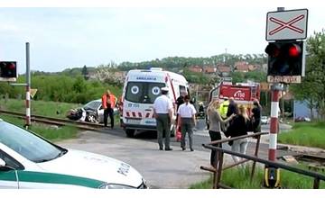 Nerešpektoval výstražné znamenie na železničnom priecestí a zrazil sa s vlakom