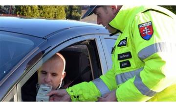 Polícia zadržala dvoch opitých vodičov v dvoch rôznych mestách na rovnakej ulici