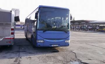 Cestovať prímestskou autobusovou dopravou sa oplatí aj jednu zastávku