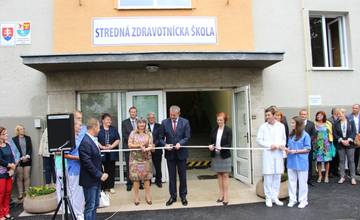 Stredná zdravotnícka škola v Trenčíne oslavuje 70. výročie, pri tejto príležitosti získa čestné meno