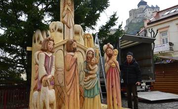 Nový betlehem už stojí pod stromčekom na Mierovom námestí, pochádza z dielne Vladimíra Morávku