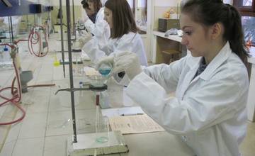 Spojená škola v Novákoch projektom Otvorené laboratórium priviedla až 169 žiakov bližšie k chémii