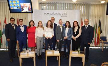 Gymnázium v Dubnici nad Váhom má už po 4. raz svojich študentov medzi víťazmi súťaže Euroscola
