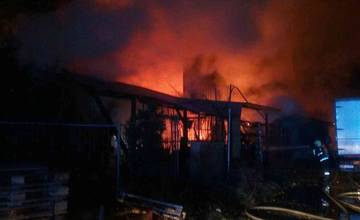 Hasiči zasahovali pri rozsiahlom požiari v Drietome, kde horela hala s rozlohou cca 600 m2
