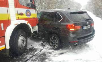 Vodič nerešpektoval pokyny polície, narazil do vozidla hasičov zasahujúcich pri dopravnej nehode