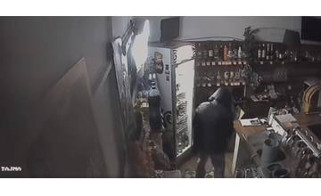 Video: Bezpečnostné kamery zachytili priebeh krádeže v jednom z barov v Zamarovciach pri Trenčíne