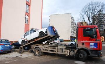 Mesto Trenčín pristúpilo k odťahovaniu vrakov, ale aj tých áut, ktoré parkovaním blokujú premávku