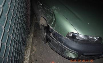 23-ročný mladík nabúral do stojaceho auta, z miesta ušiel a nabúral do plota -  nafúkal 2,23 promile