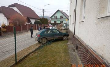 25-ročný Pavol nabúral v obci Lednické Rovne, nafúkal 3,31 promile a šoféroval napriek zákazu