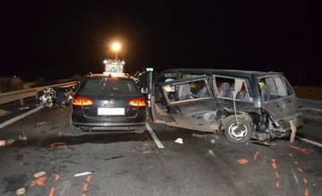 Pri závažnej tragickej nehode na diaľnici D1 pri Beluši zahynuli 2 osoby, 6 sa vážne poranilo