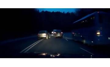VIDEO: Polícia upozorňuje na nezodpovedné obiehanie áut na ceste, ktoré môže mať tragické následky