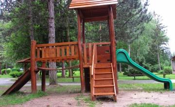 V lesoparku Brezina prerábajú detské ihrisko, v máji sa budú môcť deti hrať na nových preliezkach