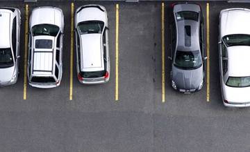 ŽSR plánujú vytvoriť takmer 900 parkovacích miest pri železničných staniciach v 14 mestách