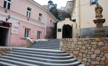 Rekonštrukčné práce v centre Trenčína pokročili, otvorili Farské schody a blíži sa osadenie fontány