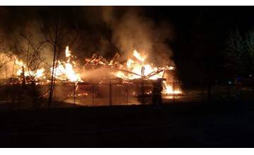 Hasiči v noci zasahovali pri rozsiahlom požiari v Považskej Bystrici, horel bývalý Molimat na SNP