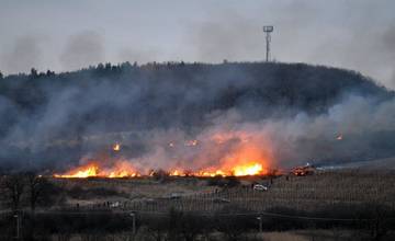 Hasiči opäť upozorňujú na nárast požiarovosti: Vypaľovanie  trávnatých porastov je nebezpečné!