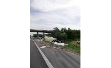 Na D1 pri Ilave došlo k tragickej nehode cisterny, dopravu odkláňajú kvôli hroziacemu výchuchu