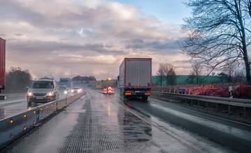 Nákladné autá budú po našich cestách jazdiť 1. mája aj napriek sviatku, polícia im udelila výnimku