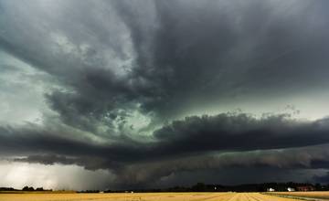 Pozor na búrky s krúpami: SHMÚ vydal výstrahu 1. stupňa na dnešné popoludnie a večer pre celý kraj