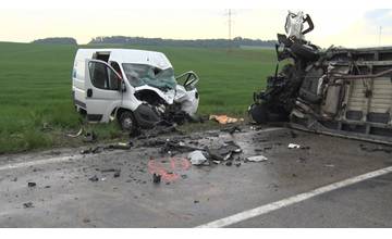 Dnes ráno sa čelne zrazili 2 autá na ceste medzi Miticami a Svinnou, zahynul pri nej 64-ročný vodič
