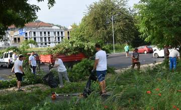 Trenčín dnes zaplavili dobrovoľníci z viacerých firiem: čistili mesto, opravovali a pomáhali