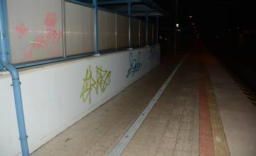 Traja 15-roční mladíci popísali vozeň a steny v železničnej zastávke Melčice, teraz čelia obvineniu
