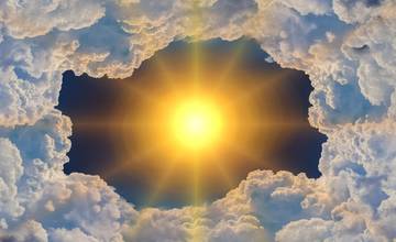 Trenčín zasiahnu tropické teploty, večer ich vystriedajú silné búrky - SHMÚ vydal viacero výstrah