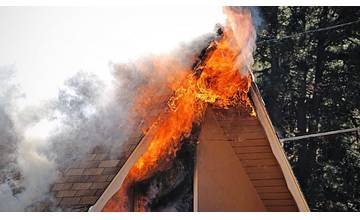 Hasiči v nedeľu zasahovali pri požiari rodinného domu v okr. Bánovce nad Bebravou