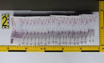 Trenčianski policajti zadržali falošné bankovky v hodnote 13 400 eur, trom obvineným hrozí väzenie