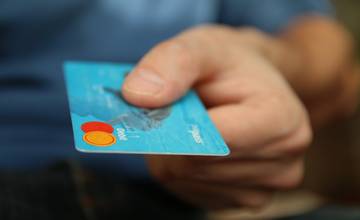 Mladý muž v Myjave ukradol platobnú kartu, následne si ňou zaplatil dva hodnotné nákupy v potravinách 